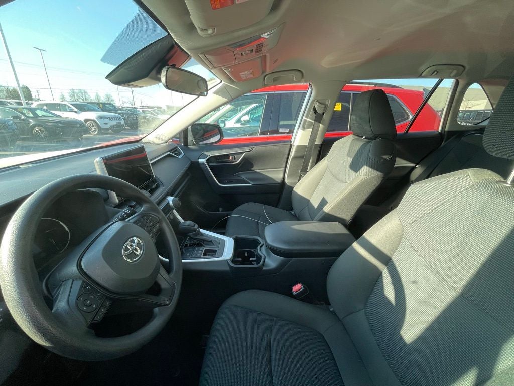 2025 Toyota RAV4 LE - WIRELESS APPLE CARPLAY / 30 MPG