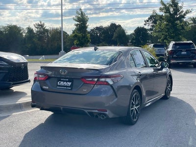 2021 Toyota Camry SE - 39 MPG / APPLE CARPLAY