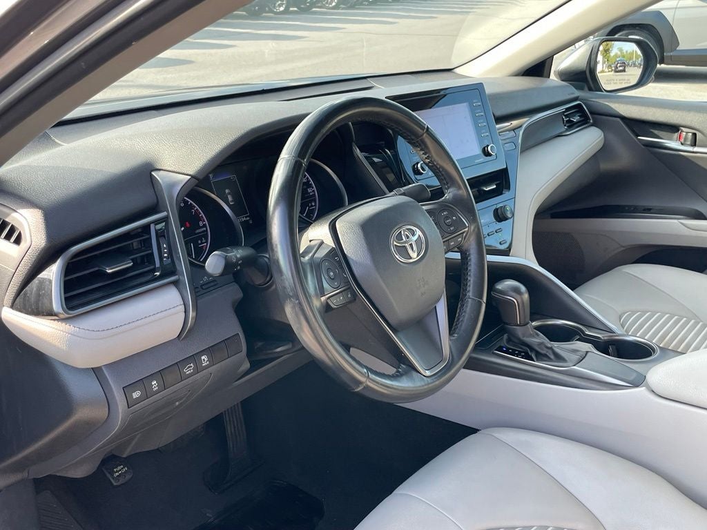 2021 Toyota Camry SE - 39 MPG / APPLE CARPLAY
