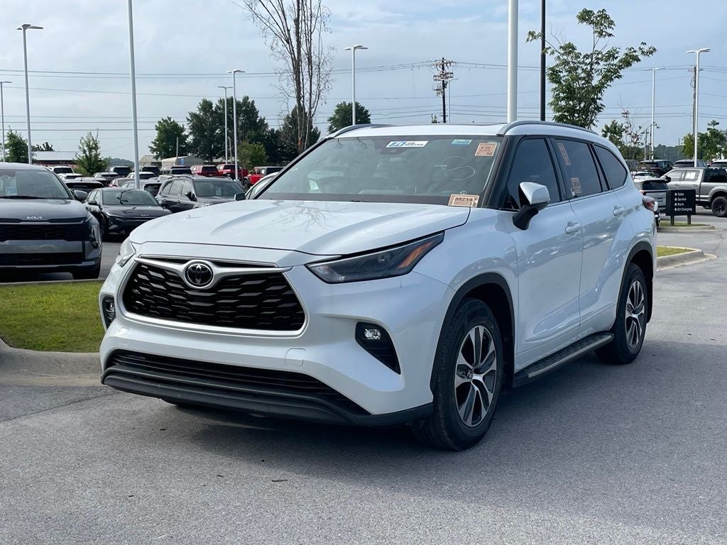 2022 Toyota Highlander XLE - POWER MOONROOF / APPLE CARPLAY