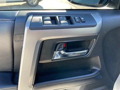 2018 Toyota 4Runner SR5 - CLEAN CARFAX / 4WD