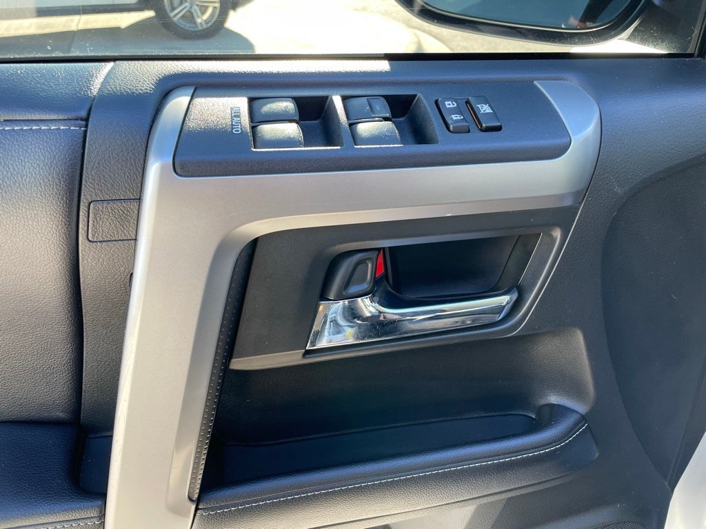 2018 Toyota 4Runner SR5 - CLEAN CARFAX / 4WD