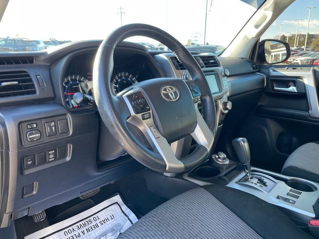2018 Toyota 4Runner SR5 - CLEAN CARFAX / 4WD