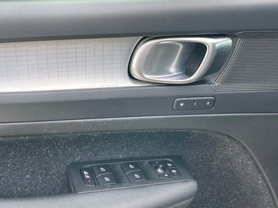 2020 Volvo XC40 Momentum - POWER TAILGATE / MEMORY SEATS