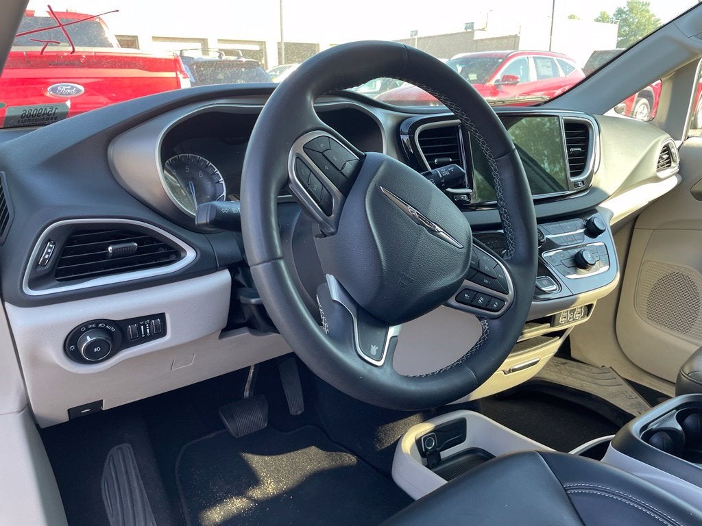 2023 Chrysler Pacifica Touring L Clean CarFax, One Owner, Third Row Seating