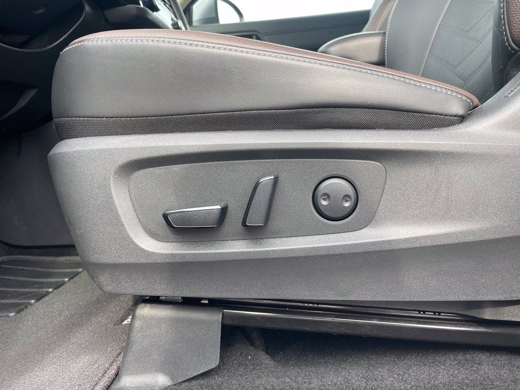 2025 Nissan Pathfinder Platinum Pano Roof, Leather, One Owner, Third Row