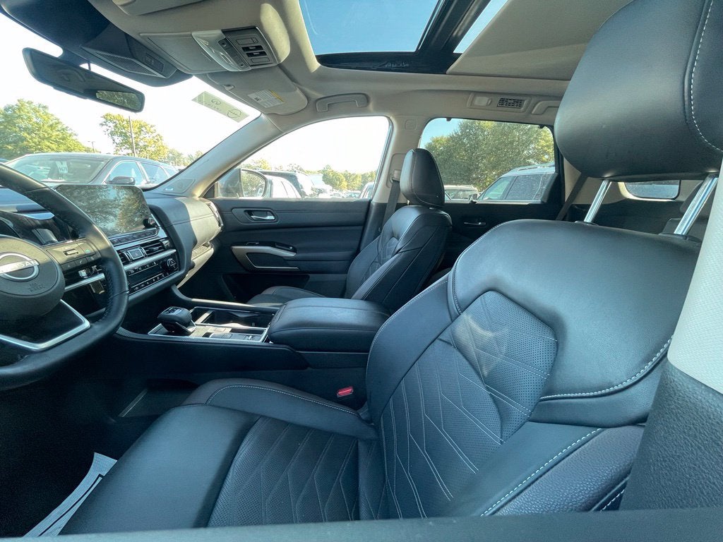 2025 Nissan Pathfinder Platinum Pano Roof, Leather, One Owner, Third Row