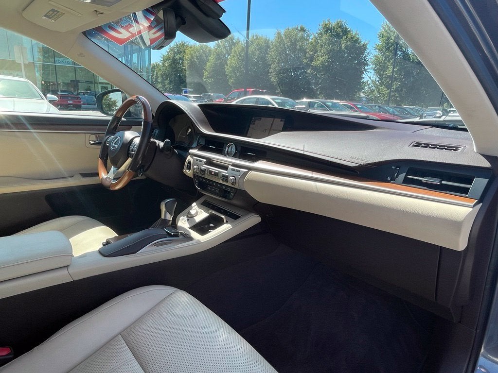 2016 Lexus ES 300h Luxury Pkg, Navi, Adaptive Cruise, Parking Sensors