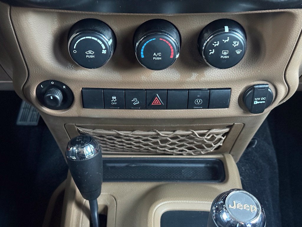 2016 Jeep Wrangler Unlimited Sahara - 4WD / CARFAX ONE OWNER