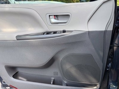 2018 Toyota Sienna LE 8 Passenger - CLEAN CARFAX