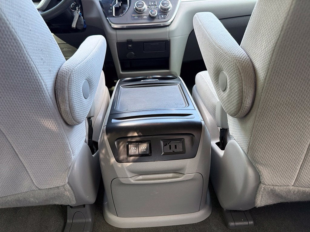2018 Toyota Sienna LE 8 Passenger - CLEAN CARFAX