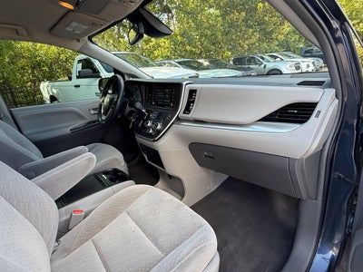 2018 Toyota Sienna LE 8 Passenger - CLEAN CARFAX