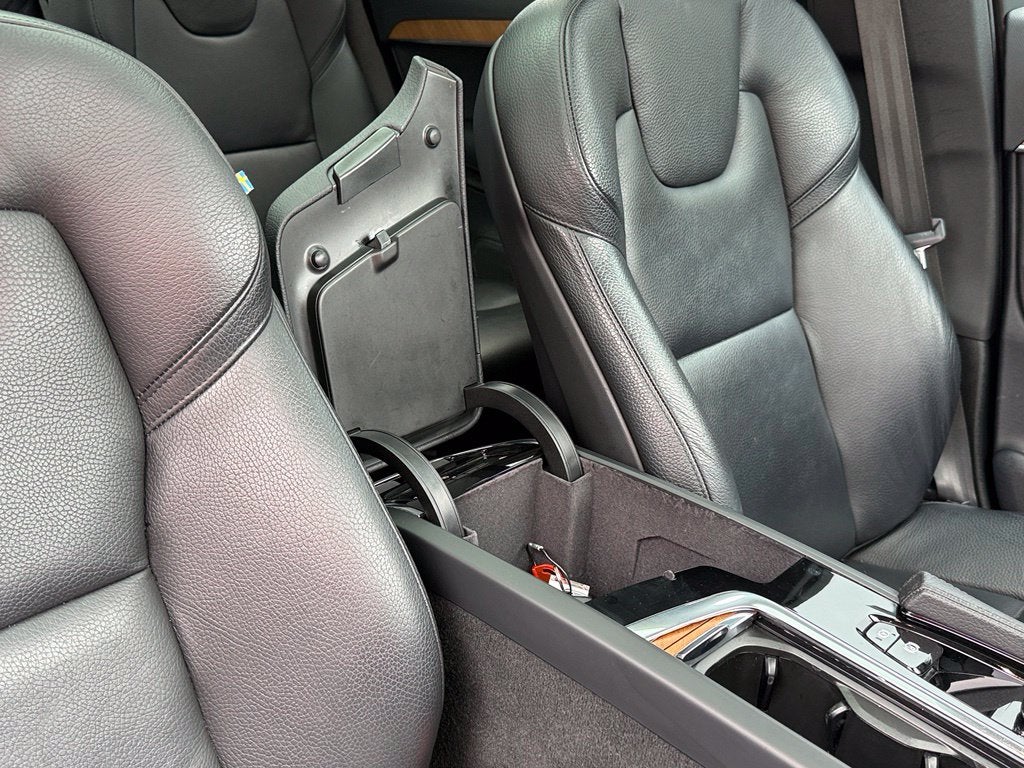 2022 Volvo XC90 T6 Momentum - AWD / PANORAMIC SUNROOF / ONE OWNER