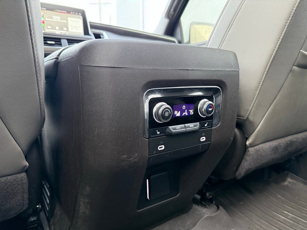 2022 GMC Yukon SLT moon roof/capt seats