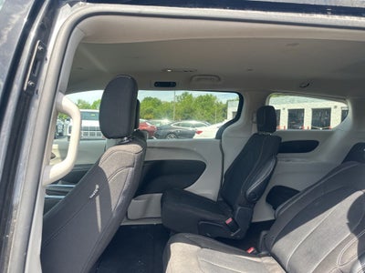 2022 Chrysler Voyager LX 1-Owner / Power Liftgate / Apple CarPlay/Android A