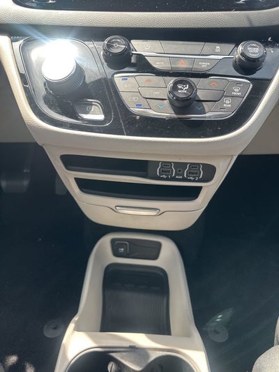 2022 Chrysler Voyager LX 1-Owner / Power Liftgate / Apple CarPlay/Android A