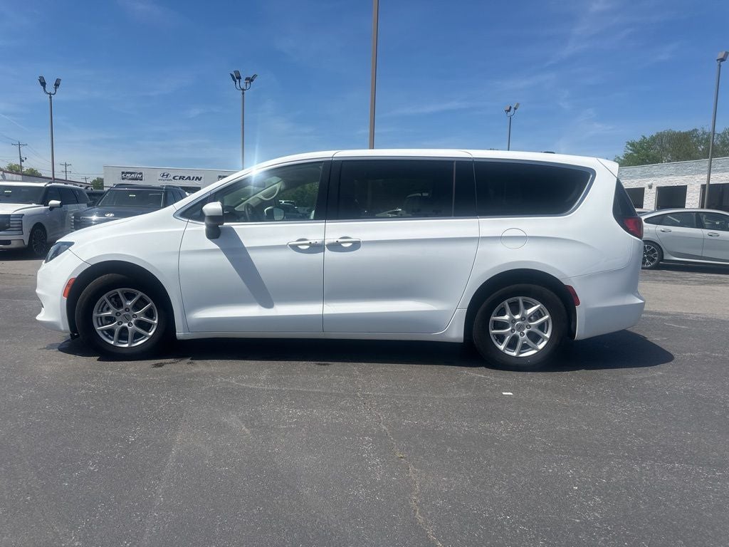 2022 Chrysler Voyager LX