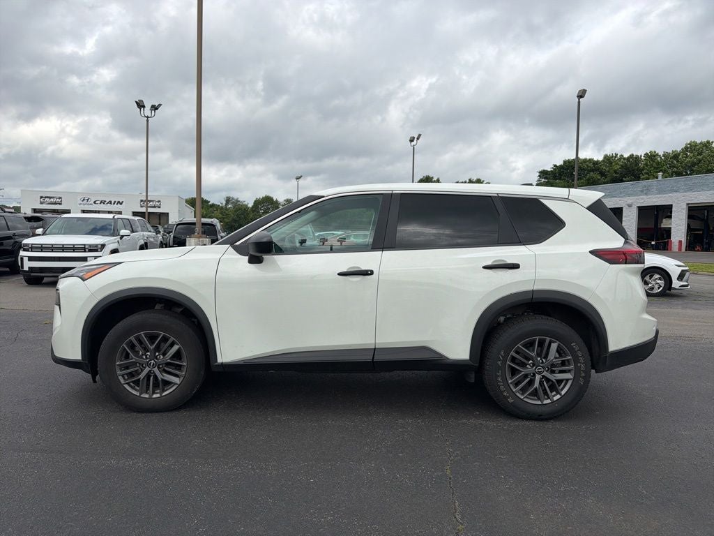 2024 Nissan Rogue S 1-Owner / Blind Spot / Rear Parking Sensors
