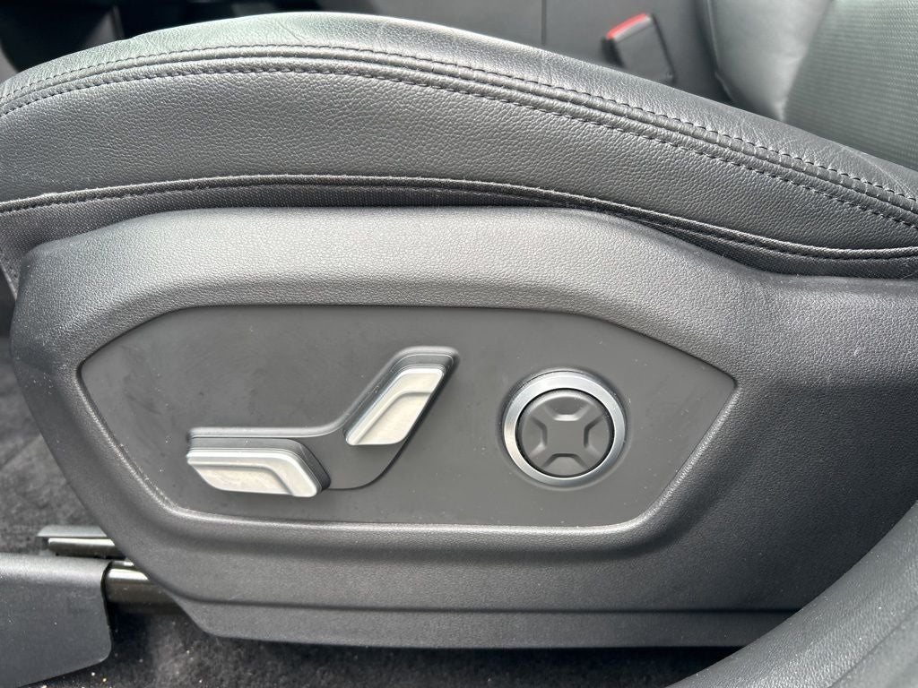 2025 Hyundai Santa Fe Limited LOW MILES / CLEAN CARFAX / SUNROOF / NAVIGATION
