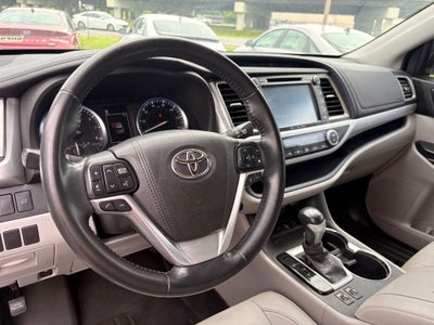 2017 Toyota Highlander XLE Navigation / Clean Carfax / Power Moonroof / 3rd R