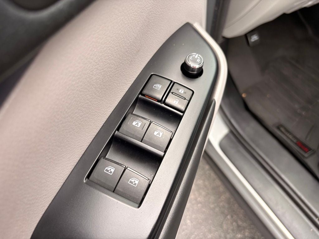 2017 Toyota Highlander XLE Navigation / Clean Carfax / Power Moonroof / 3rd R