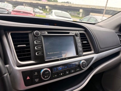 2017 Toyota Highlander XLE Navigation / Clean Carfax / Power Moonroof / 3rd R