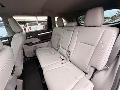 2017 Toyota Highlander XLE Navigation / Clean Carfax / Power Moonroof / 3rd R
