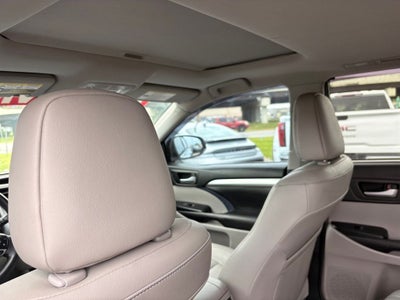 2017 Toyota Highlander XLE Navigation / Clean Carfax / Power Moonroof / 3rd R