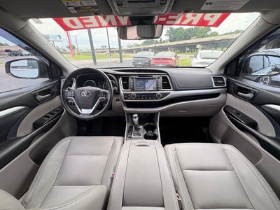 2017 Toyota Highlander XLE Navigation / Clean Carfax / Power Moonroof / 3rd R