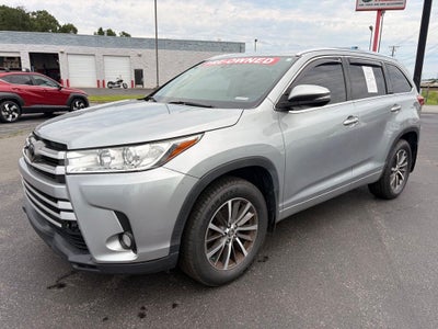 2017 Toyota Highlander XLE Navigation / Clean Carfax / Power Moonroof / 3rd R