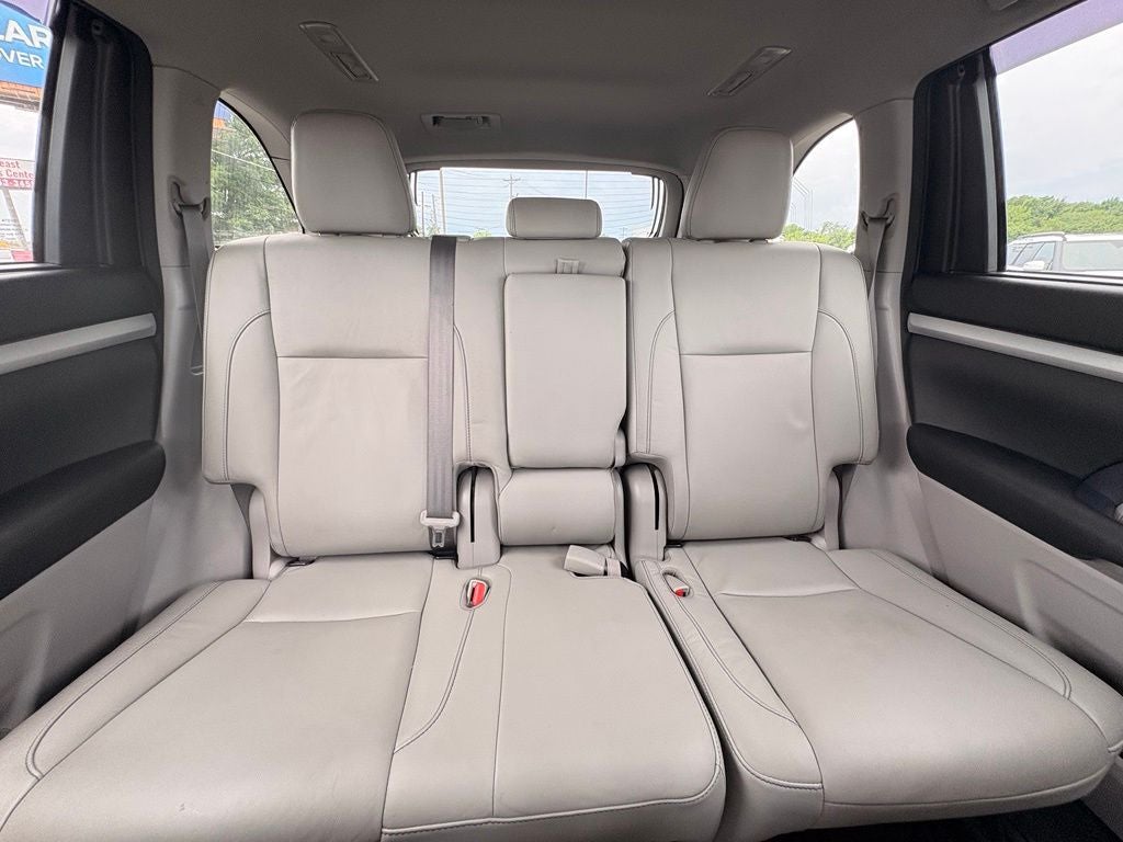 2017 Toyota Highlander XLE Navigation / Clean Carfax / Power Moonroof / 3rd R