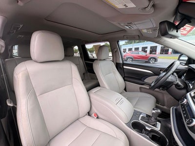 2017 Toyota Highlander XLE Navigation / Clean Carfax / Power Moonroof / 3rd R
