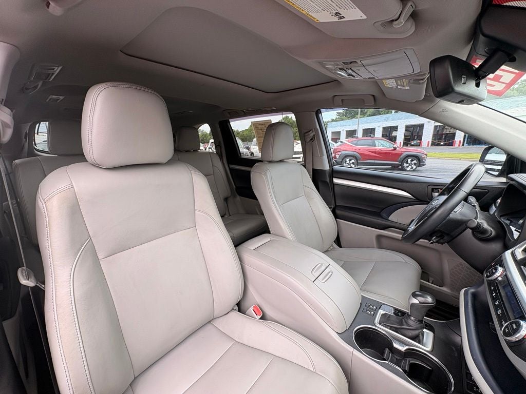2017 Toyota Highlander XLE Navigation / Clean Carfax / Power Moonroof / 3rd R