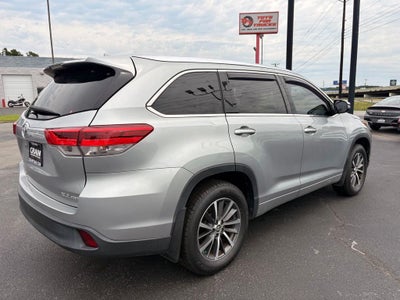 2017 Toyota Highlander XLE Navigation / Clean Carfax / Power Moonroof / 3rd R
