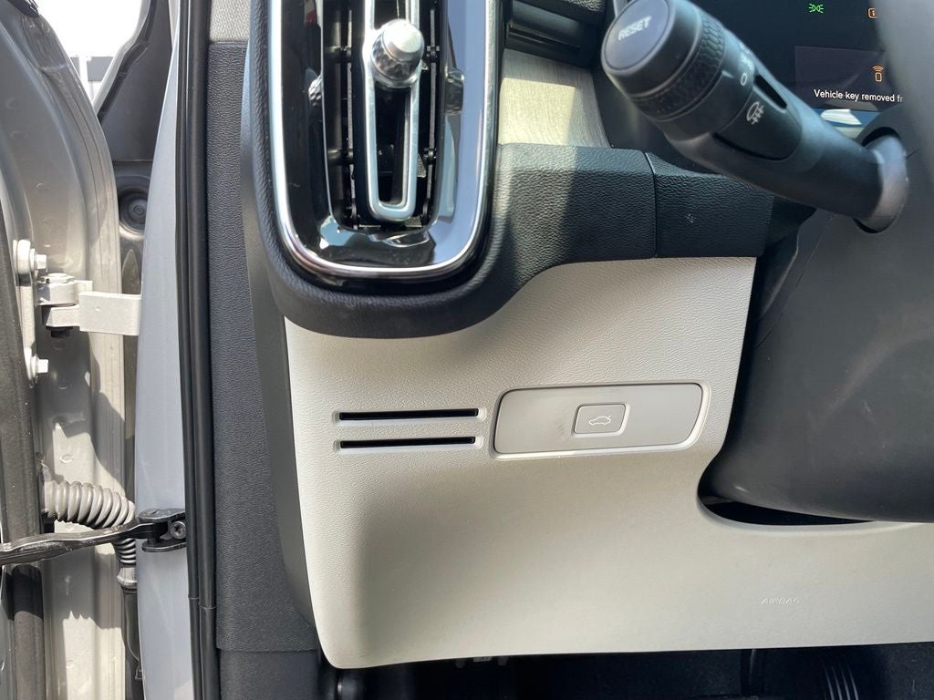 2023 Volvo XC40 B5 Plus Bright Theme