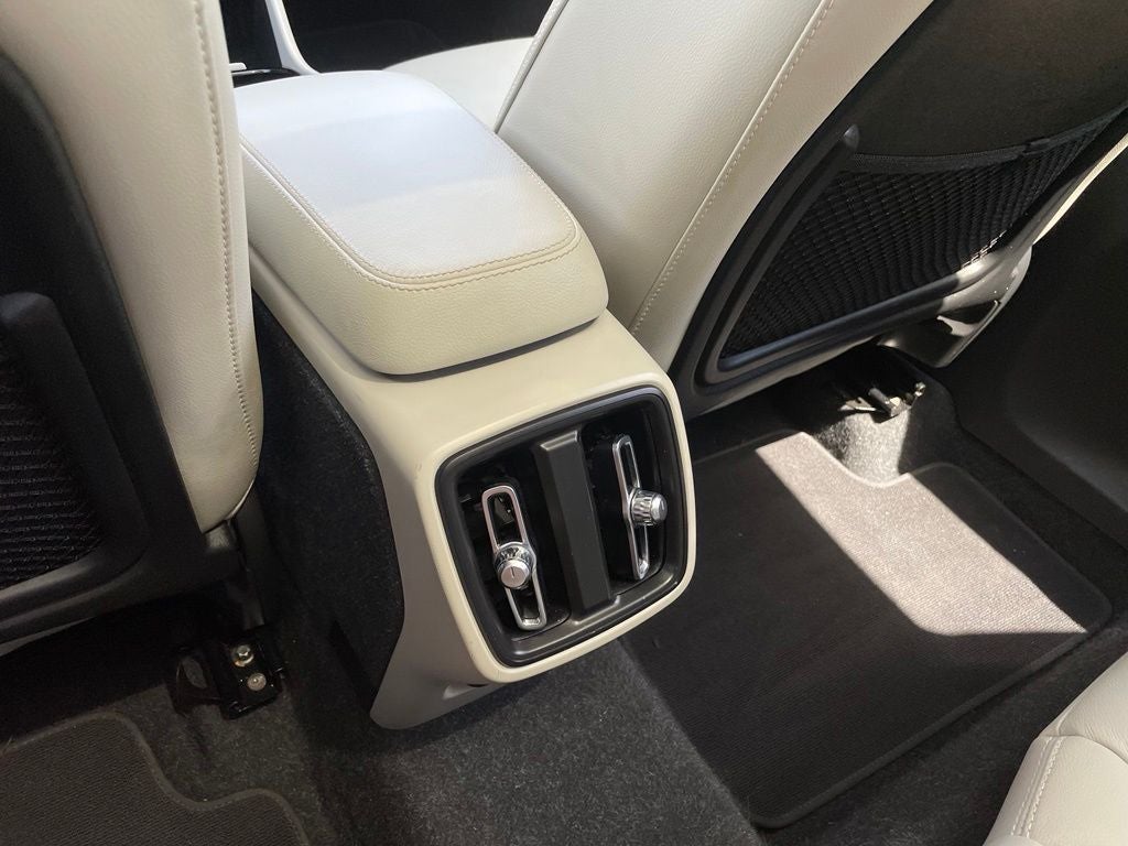 2023 Volvo XC40 B5 Plus Bright Theme