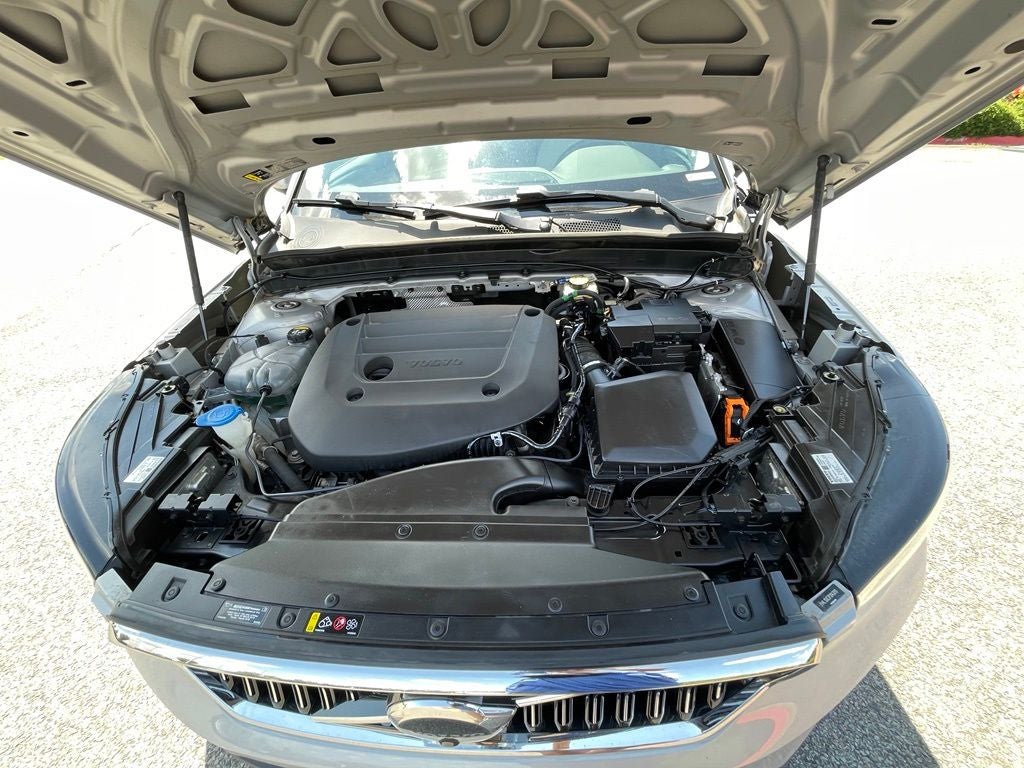 2023 Volvo XC40 B5 Plus Bright Theme