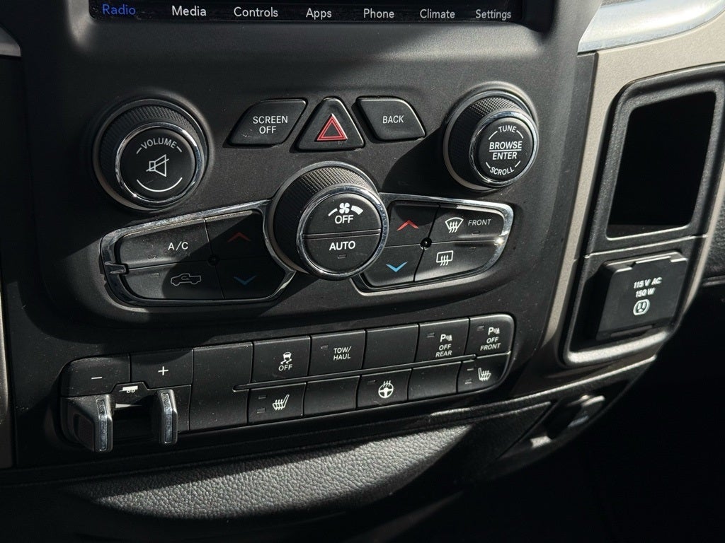 2019 RAM 1500 Classic SLT - 4WD / CLEAN CARFAX