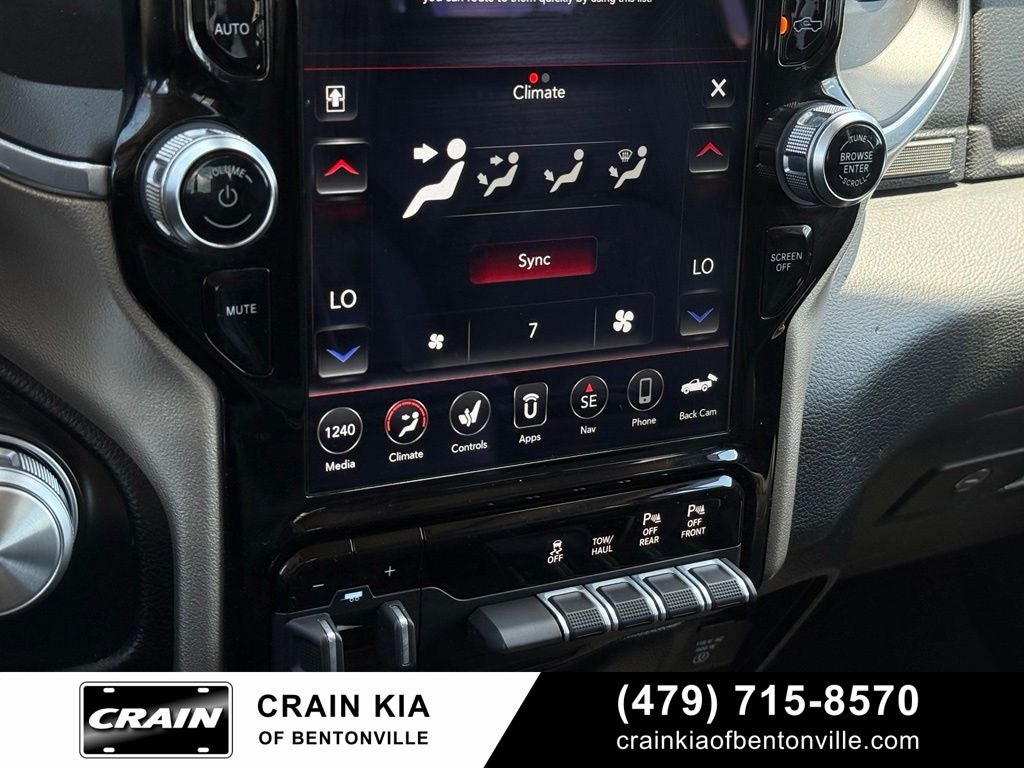 2021 RAM 1500 Laramie - 4WD / PANORAMIC SUNROOF / CLEAN CARFAX