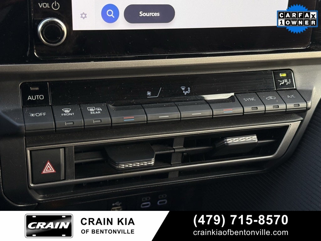 2025 Toyota Camry SE - CLEAN CARFAX / ONE OWNER