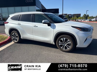 2022 Toyota Highlander XLE - SUNROOF / CLEAN CARFAX / ONE OWNER