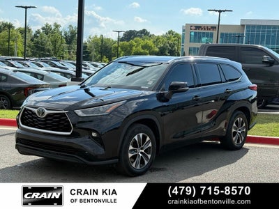 2021 Toyota Highlander XLE - CLEAN CARFAX / SUNROOF