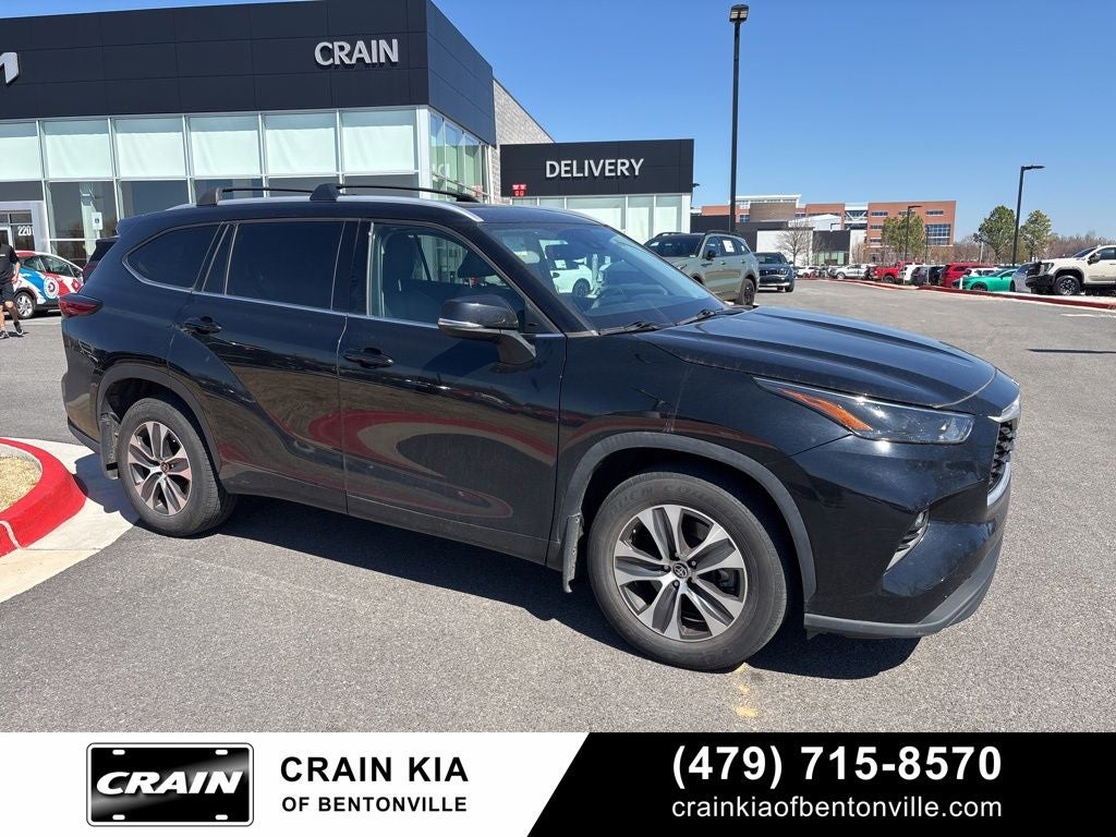 2022 Toyota Highlander XLE - AWD / SUNROOF / CLEAN CARFAX