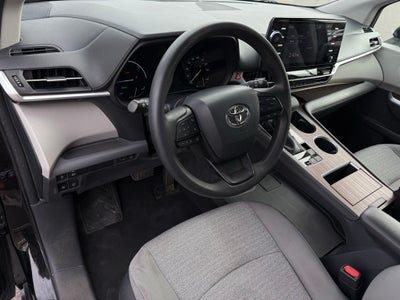 2022 Toyota Sienna LE 8 Passenger - CLEAN CARFAX