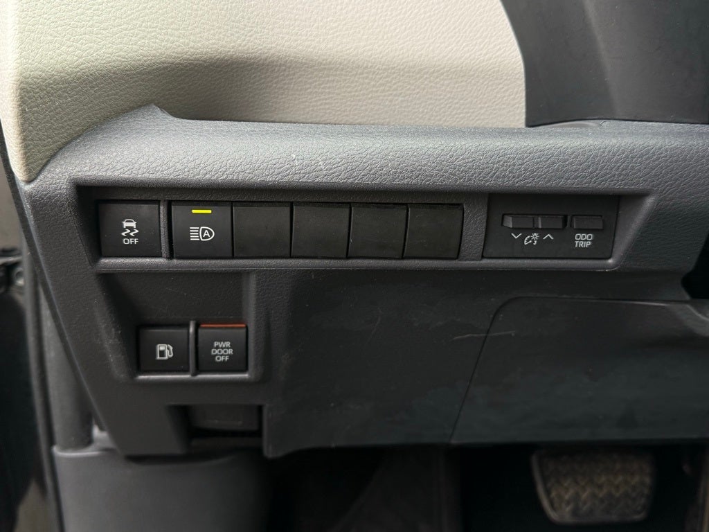 2022 Toyota Sienna LE 8 Passenger - CLEAN CARFAX