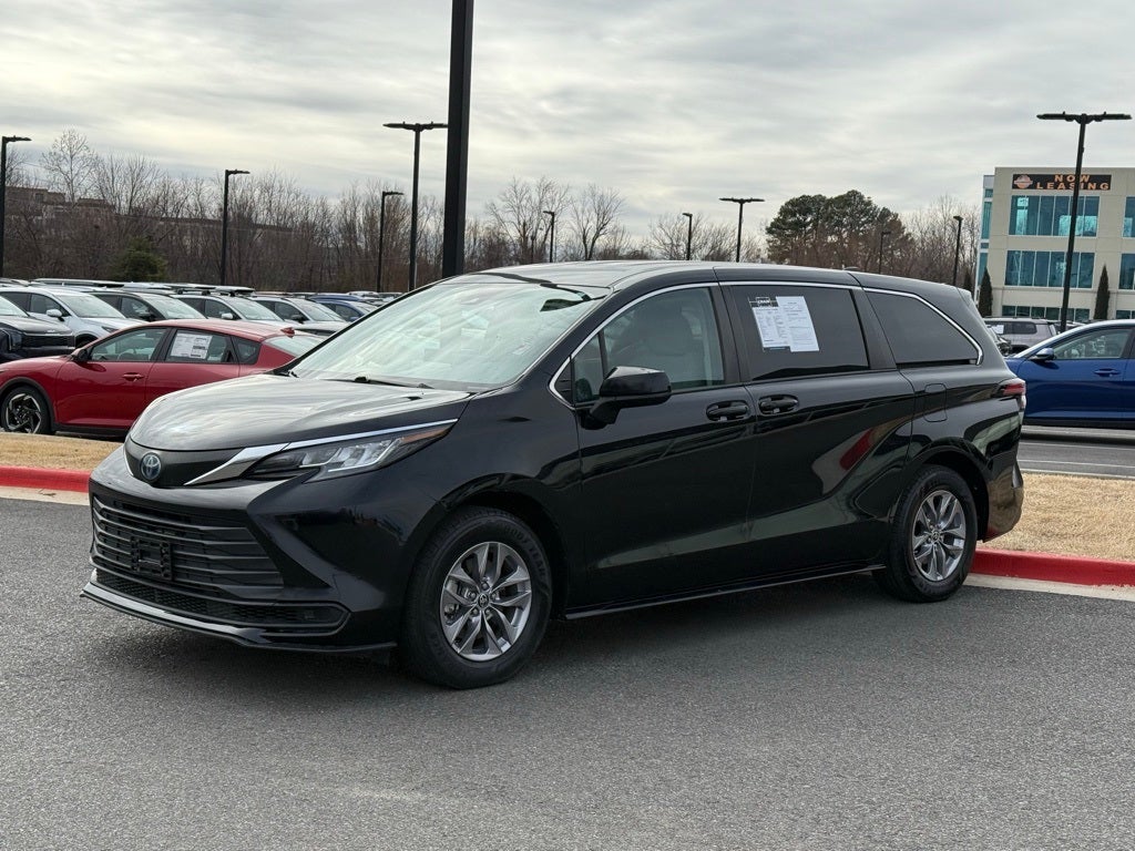 2022 Toyota Sienna LE 8 Passenger - CLEAN CARFAX