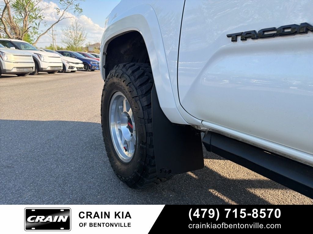 2021 Toyota Tacoma SR5 V6 - 4WD / CLEAN CARFAX / LIFTED!