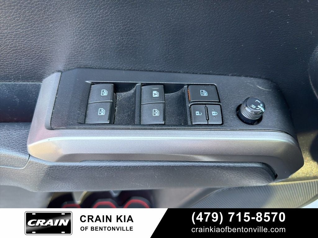 2021 Toyota Tacoma SR5 V6 - 4WD / CLEAN CARFAX / LIFTED!