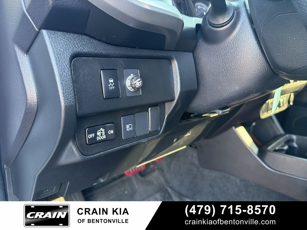 2021 Toyota Tacoma SR5 V6 - 4WD / CLEAN CARFAX / LIFTED!