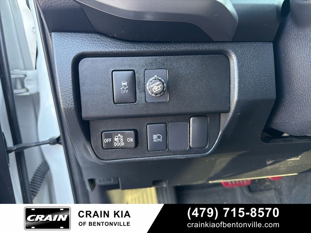 2021 Toyota Tacoma SR5 V6 - 4WD / CLEAN CARFAX / LIFTED!